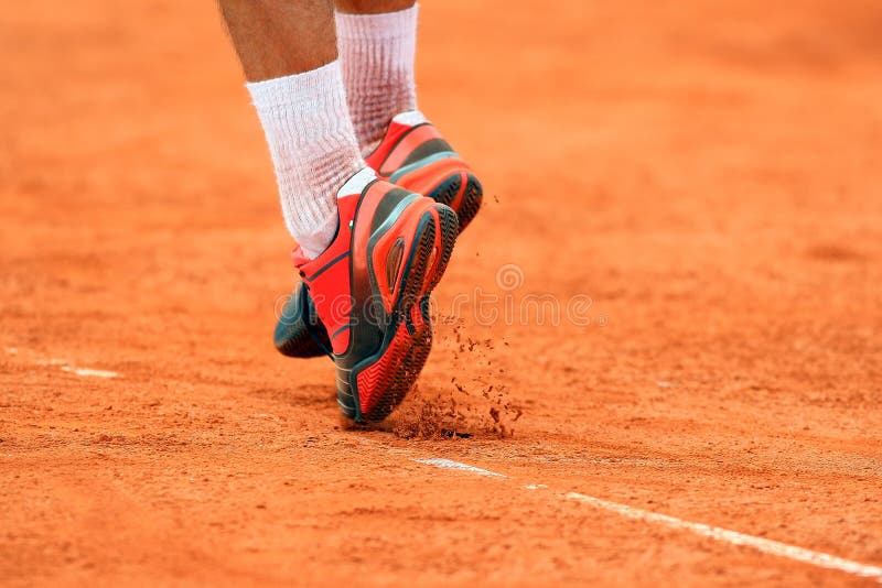 Fot av en tennisspelarebanhoppning som tjänar som på en Clay Tennis Court arkivfoton Fot av en tennisspelarebanhoppning som tjänar som på en Clay Tennis Court arkivfoton