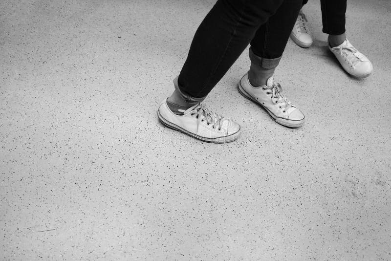 Fot av två dansare i vita skor royaltyfri fotografi Fot av två dansare i vita skor royaltyfri fotografi
