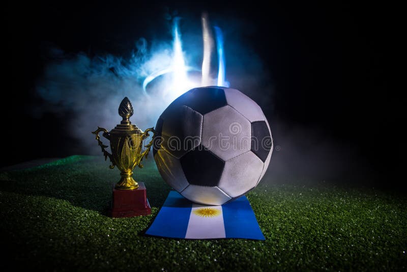 Fotbal 2022. marea finală argentină vs. cea franceză. minge de fotbal pe iarbă verde. sprijiniți-vă țara sau vă încurajați stock photos