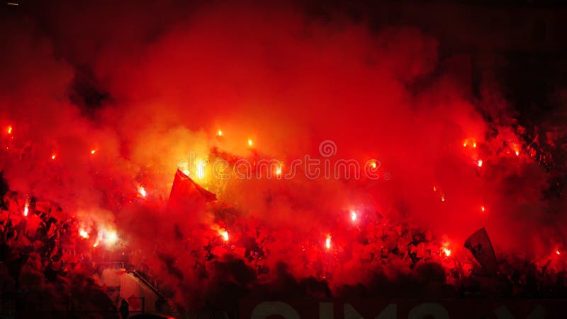 Fotboll eller fotbollsfan genom att använda pyroteknik arkivbilder Fotboll eller fotbollsfan genom att använda pyroteknik arkivbilder