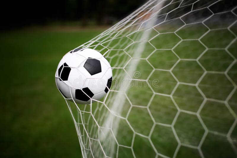 Fotbollboll i mål arkivbilder Fotbollboll i mål arkivbilder