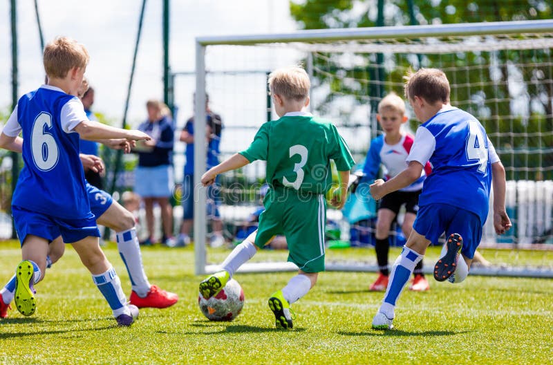 Fotbollfotbollsmatch för barn Pojkar som spelar den utomhus- fotbollleken fotografering för bildbyråer