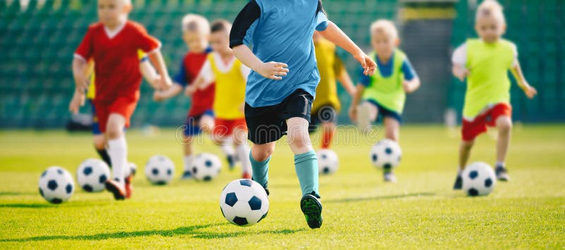 Fotbollfotbollutbildning för ungar Unga pojkar som förbättrar utbildning för fotboll för fotbollexpertisbarn
