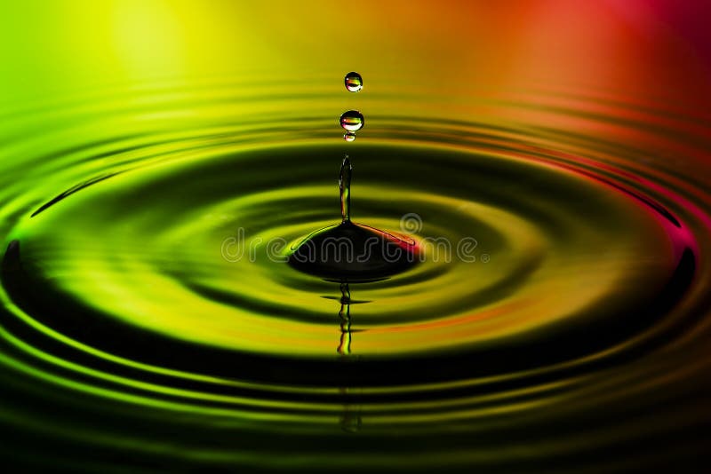 A foto abstrata da água deixa cair no fundo vermelho agradável do verde amarelo Foto agradável da textura e do projeto fotografia de stock A foto abstrata da água deixa cair no fundo vermelho agradável do verde amarelo Foto agradável da textura e do projeto fotografia de stock