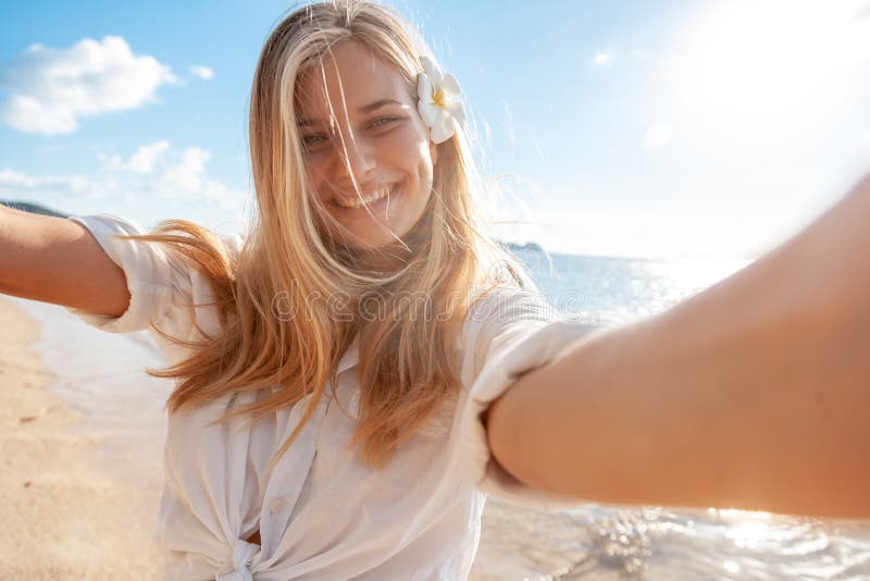 Foto adolescente rubia turística del selfie de la muchacha de las vacaciones del viaje con el teléfono en día de fiesta tropical fotos de archivo libres de regalías Foto adolescente rubia turística del selfie de la muchacha de las vacaciones del viaje con el teléfono en día de fiesta tropical fotos de archivo libres de regalías