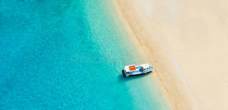 Foto aerea della spiaggia vuota con la barca