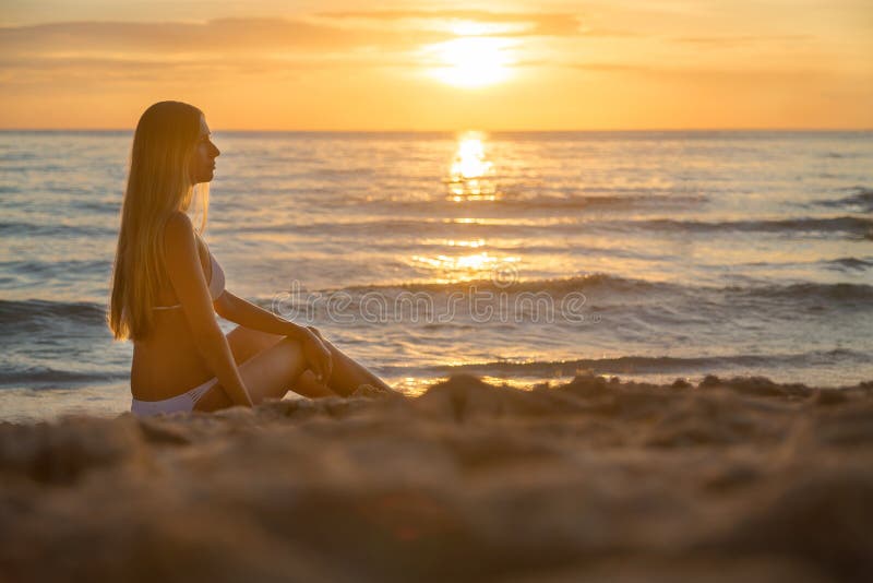 Foto al aire libre de la moda de la muchacha hermosa atractiva con el pelo rubio en el bikini blanco elegante que se relaja en la foto de archivo libre de regalías Foto al aire libre de la moda de la muchacha hermosa atractiva con el pelo rubio en el bikini blanco elegante que se relaja en la foto de archivo libre de regalías
