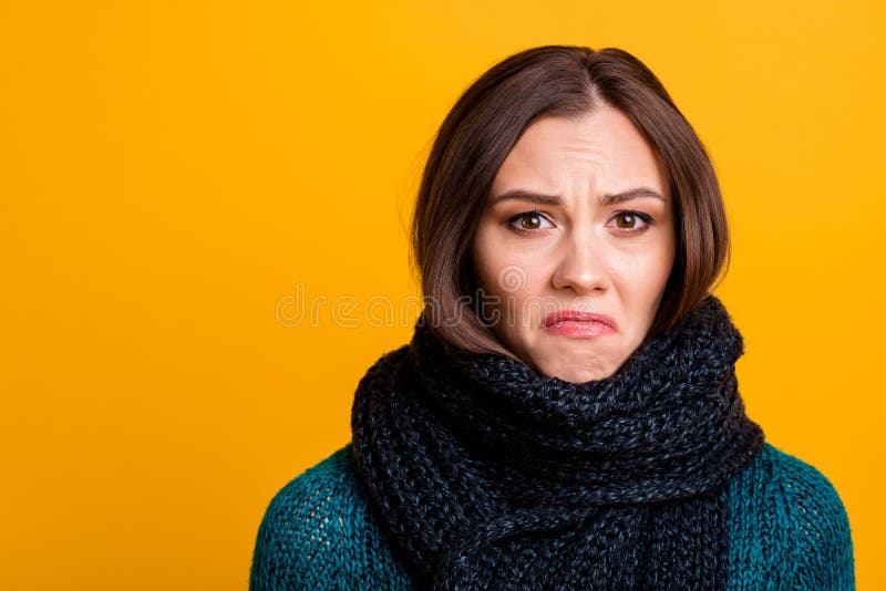 Foto alta vicina bella stupendola lei sciarpa calda molle di signora intorno a disperato drammatico interessato di grido terribil immagini stock Foto alta vicina bella stupendola lei sciarpa calda molle di signora intorno a disperato drammatico interessato di grido terribil immagini stock
