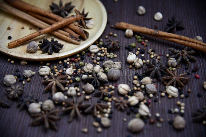 Foto alta vicina di anice stellato, del bastone di cannella, del cardamomo e dei peperoni immagine stock Foto alta vicina di anice stellato, del bastone di cannella, del cardamomo e dei peperoni immagine stock