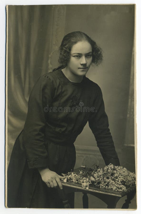 Foto antica di originale 1925 - giovane donna