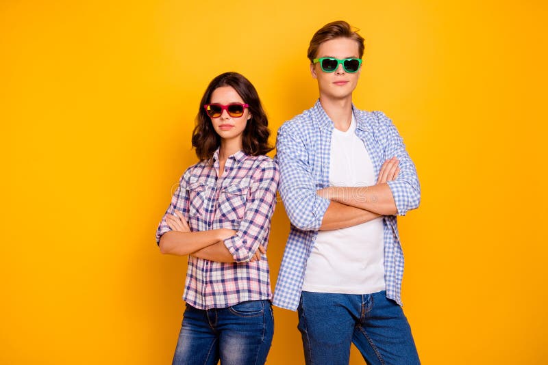 Foto ascendente próxima dos pares em especs. do verão ele o seu ela suas mãos do menino da senhora cruzou estar de volta a presum imagem de stock royalty free Foto ascendente próxima dos pares em especs. do verão ele o seu ela suas mãos do menino da senhora cruzou estar de volta a presum imagem de stock royalty free