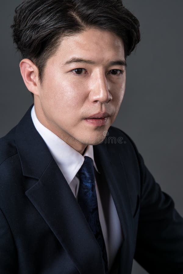 Foto asiática del este del retrato del estudio del tiroteo del hombre de negocios imagen de archivo libre de regalías Foto asiática del este del retrato del estudio del tiroteo del hombre de negocios imagen de archivo libre de regalías