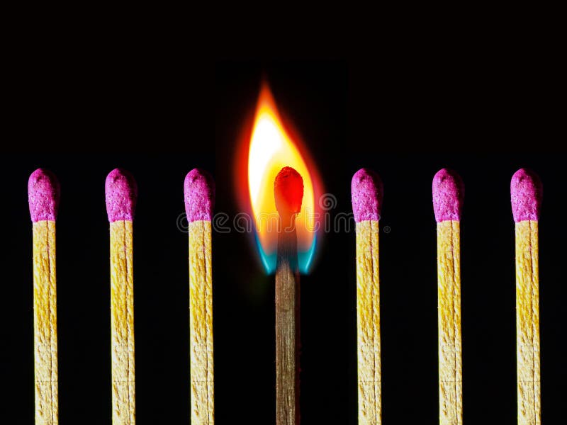 Foto astratta del fiammifero bruciante insieme ad altri fiammiferi non masterizzati immagine stock libera da diritti Foto astratta del fiammifero bruciante insieme ad altri fiammiferi non masterizzati immagine stock libera da diritti