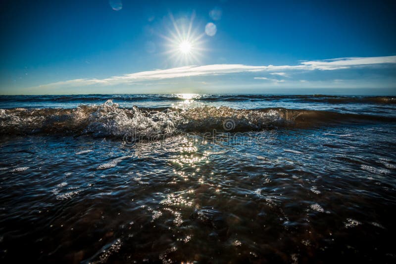 Foto atmosferica della lampadina del mare con acqua d'increspatura quello fotografia stock Foto atmosferica della lampadina del mare con acqua d'increspatura quello fotografia stock