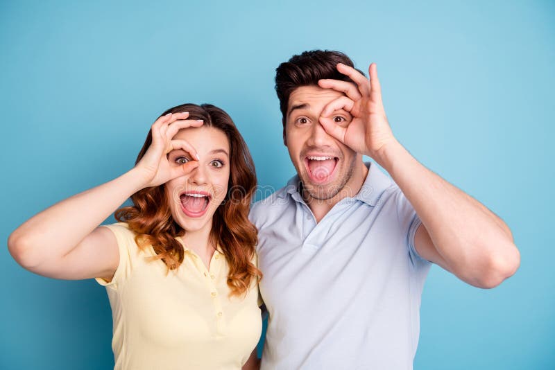Foto aufgeregten besten Symbols okey Freunde der flippigen Paare nahe Augenspezifikt.-Gläsern tragen zufällige T-Shirts lokalisie stockfotografie Foto aufgeregten besten Symbols okey Freunde der flippigen Paare nahe Augenspezifikt.-Gläsern tragen zufällige T-Shirts lokalisie stockfotografie