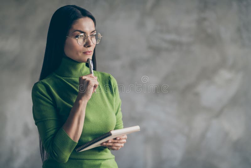 Foto av en intressant tänkande kvinna som tänker på sina framtida planer med en isolerad grå vägg i den bärbara arkivfoton