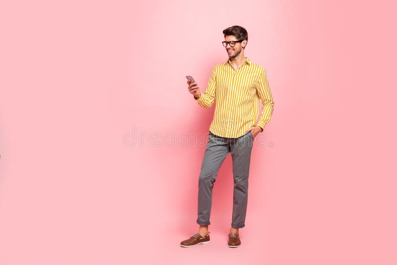 Foto av en stilig kille som skriver flickvän är fullt långt och telefonmissbrukare använder sig av slitna skjortor med hipster st royaltyfria foton