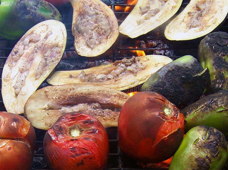 Foto av grillade grönsaker - tomat, peppar och aubergine fotografering för bildbyråer Foto av grillade grönsaker - tomat, peppar och aubergine fotografering för bildbyråer