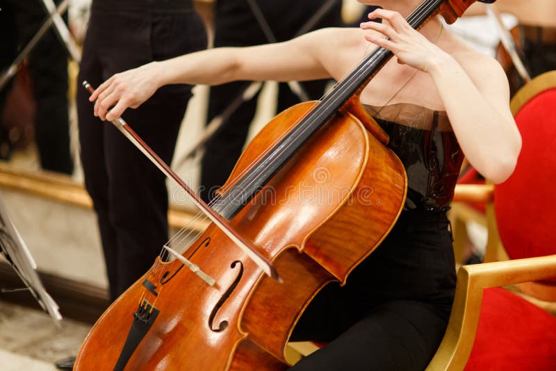 Foto av kvinnan som spelar violoncellen arkivfoto Foto av kvinnan som spelar violoncellen arkivfoto