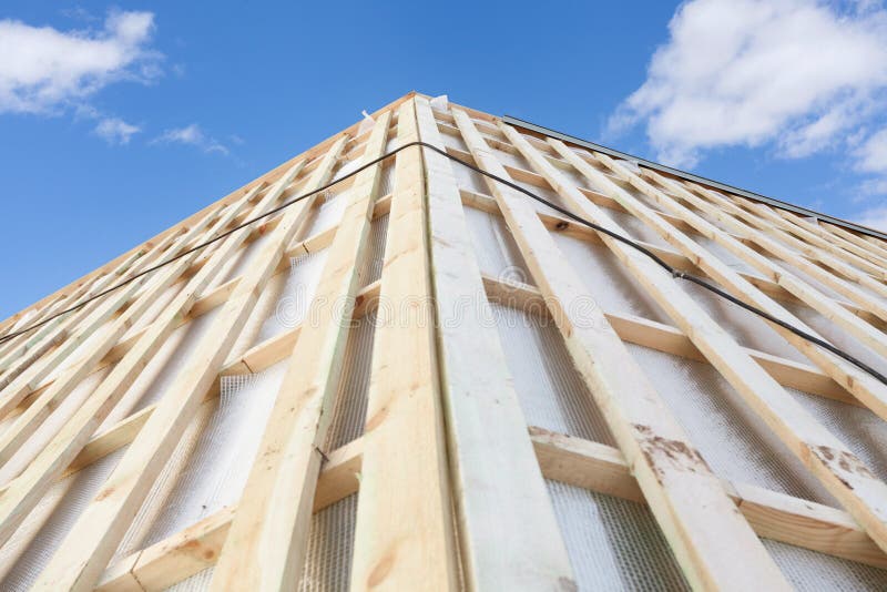 Foto av splitterny trätakplankabräden på litet hus mot härligt lugna dagljus - blå himmel arkivfoton Foto av splitterny trätakplankabräden på litet hus mot härligt lugna dagljus - blå himmel arkivfoton