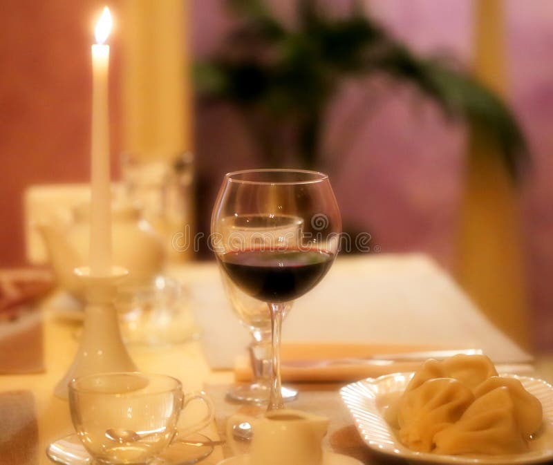 Foto avond romantische tafel met een glas wijn royalty-vrije stock afbeeldingen Foto avond romantische tafel met een glas wijn royalty-vrije stock afbeeldingen