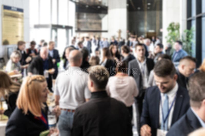 Foto azul abstrata de empresários socializando durante o intervalo de almoço no banquet em reuniões de negócios, conferências ou