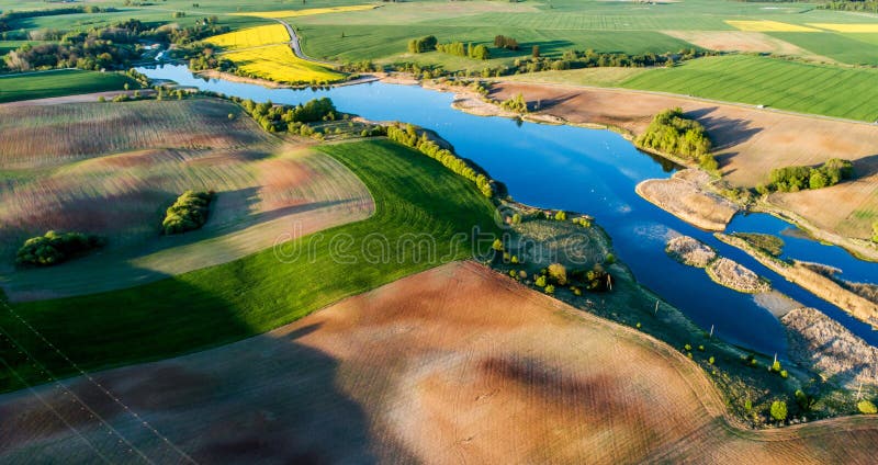 Foto aérea de campos y del lago fotos de archivo libres de regalías Foto aérea de campos y del lago fotos de archivo libres de regalías