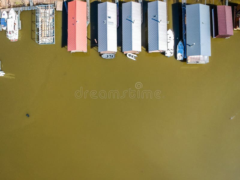 Foto aérea de casas flotantes con los barcos fotografía de archivo libre de regalías Foto aérea de casas flotantes con los barcos fotografía de archivo libre de regalías