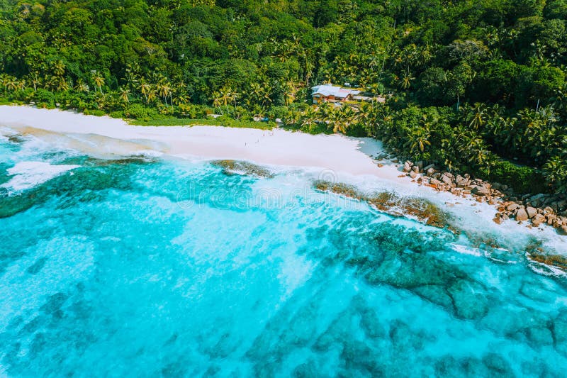 Foto aérea del abejón de la gran playa ideal tropical Anse Bazarca, isla de Mahe, Seychelles Arena polvorienta blanca, agua azul fotografía de archivo Foto aérea del abejón de la gran playa ideal tropical Anse Bazarca, isla de Mahe, Seychelles Arena polvorienta blanca, agua azul fotografía de archivo