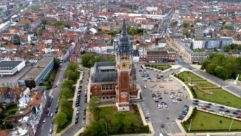 Foto aérea del campanario del ayuntamiento de Calais, Francia