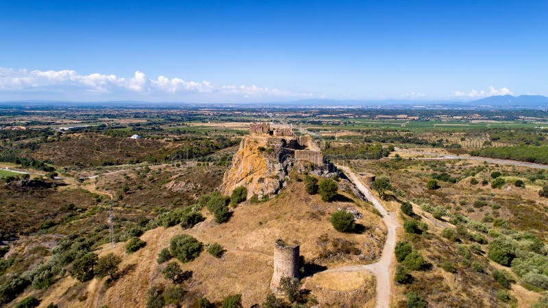 Foto aérea del castillo de Quermanco en Vilajuiga fotos de archivo libres de regalías Foto aérea del castillo de Quermanco en Vilajuiga fotos de archivo libres de regalías