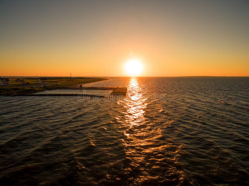 Foto aérea do por do sol do zangão - o por do sol bonito do oceano sobre o forte Morgan/golfo suporta, Alabama imagens de stock Foto aérea do por do sol do zangão - o por do sol bonito do oceano sobre o forte Morgan/golfo suporta, Alabama imagens de stock