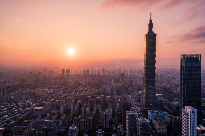 Foto aérea do zangão - por do sol sobre a skyline de Taipei formosa O arranha-céus de Taipei 101 caracterizou imagens de stock royalty free Foto aérea do zangão - por do sol sobre a skyline de Taipei formosa O arranha-céus de Taipei 101 caracterizou imagens de stock royalty free