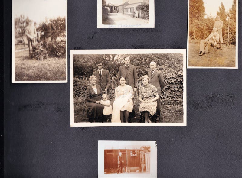 Foto in bianco e nero d'annata negli anni 30 di un album di foto della famiglia - gli anni 60 fotografie stock libere da diritti Foto in bianco e nero d'annata negli anni 30 di un album di foto della famiglia - gli anni 60 fotografie stock libere da diritti