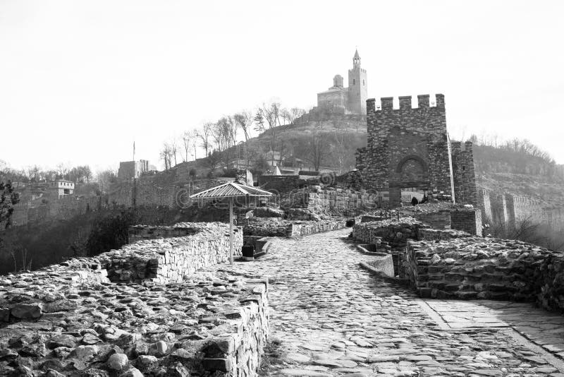 Foto in bianco e nero della fortezza di Tsarevets, Veliko Tarnovo, Bulgaria immagine stock Foto in bianco e nero della fortezza di Tsarevets, Veliko Tarnovo, Bulgaria immagine stock