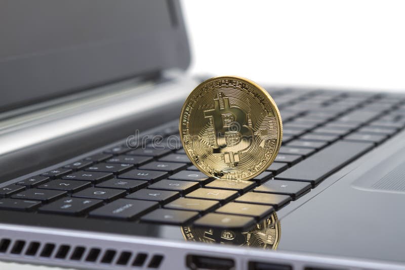 Foto Bitcoin de oro (nuevo dinero virtual) foto de archivo libre de regalías