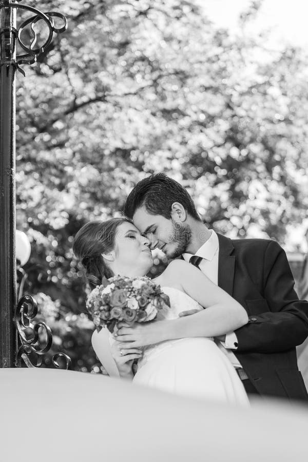 Foto blanco y negro apenas de la pareja casada imágenes de archivo libres de regalías Foto blanco y negro apenas de la pareja casada imágenes de archivo libres de regalías