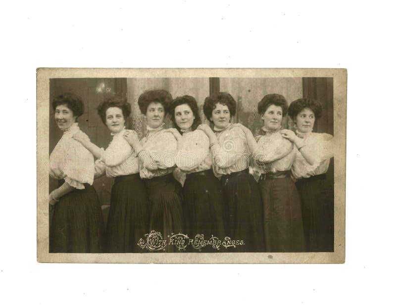 Foto blanco y negro del vintage de las mujeres del uniforme posiblemente en 1900 s - historia social