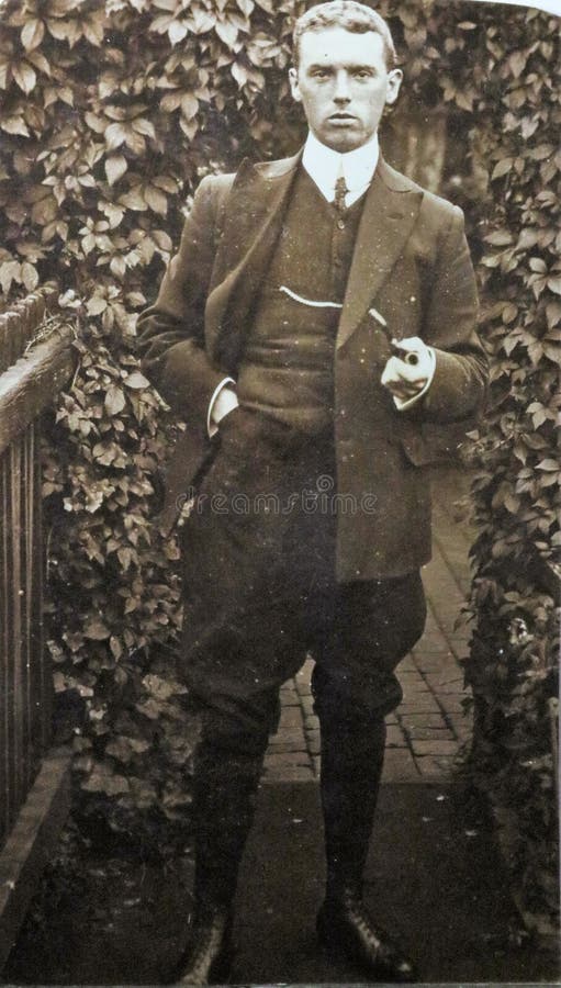 Foto blanco y negro del vintage de un traje que lleva y de llevar a cabo del hombre los años 20 de un tubo foto de archivo libre de regalías Foto blanco y negro del vintage de un traje que lleva y de llevar a cabo del hombre los años 20 de un tubo foto de archivo libre de regalías