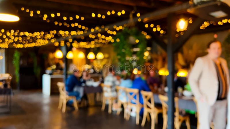 Foto borrosa de un grupo de amigos celebrando su cumpleaños en un restaurante sentado en la mesa almacen de metraje de vídeo