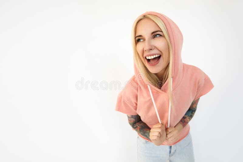 Foto in casa di una giovane ragazza bionda con un viso allegro e una ragazza bionda con un trucco naturale che ride allegramente m fotografia stock libera da diritti