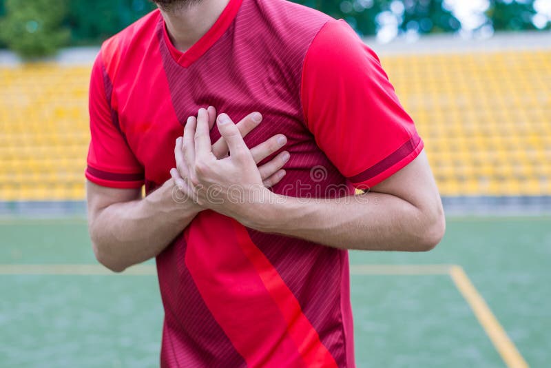 Foto colhida do close up do corpo de ser humano que toca no lado esquerdo de sua posição da dor aguda de sentimento de corpo no e imagem de stock Foto colhida do close up do corpo de ser humano que toca no lado esquerdo de sua posição da dor aguda de sentimento de corpo no e imagem de stock