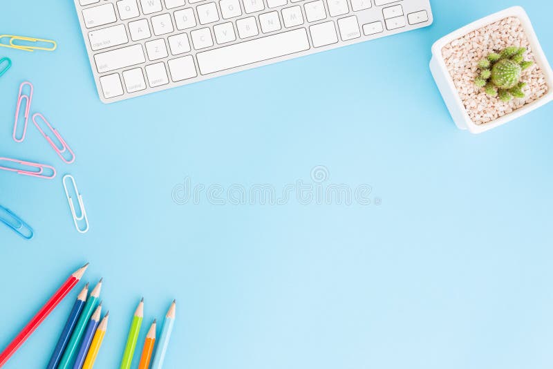 Foto colocada lisa da mesa de escritório com lápis e teclado, workpace da vista superior no fundo azul e espaço da cópia fotografia de stock royalty free Foto colocada lisa da mesa de escritório com lápis e teclado, workpace da vista superior no fundo azul e espaço da cópia fotografia de stock royalty free