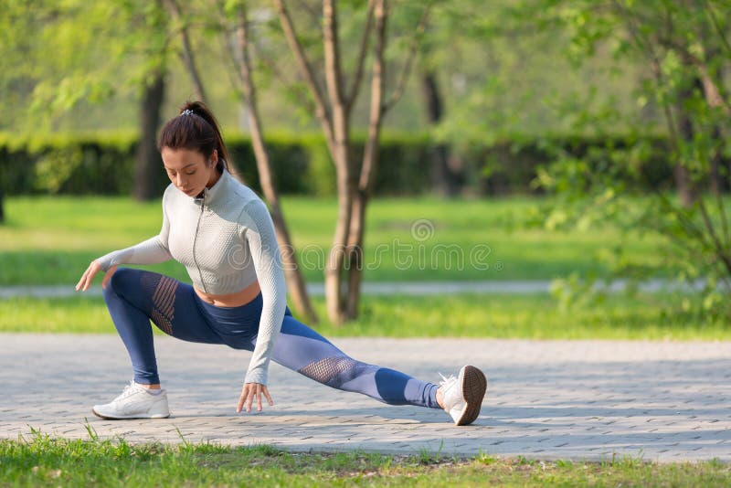 Foto De Una Mujer Corriendo En El Parque Temprano En La Mañana. Mujer  Atractiva Que Se Mantiene En Forma Y Saludable. Estilo De Vi Foto de archivo  - Imagen de exterior, delgado