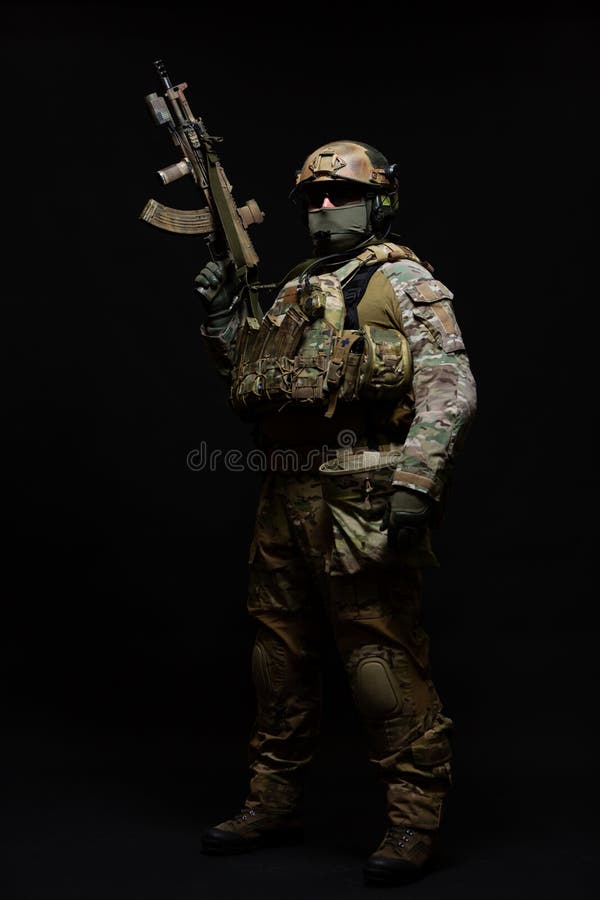 Completa Del Soldado Del Ejército De Con Militar Completo Usando Gafas De Casco Y Máscara a Prueba De Balas Foto de archivo - Imagen de camuflaje, militar: 202739910