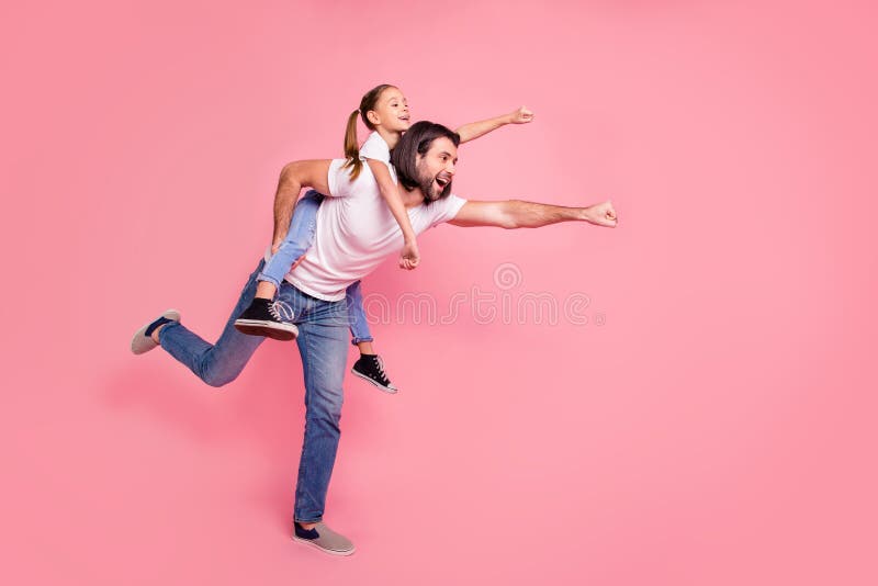 Foto completa do tamanho de corpo do perfil do lado do comprimento sua senhora pequena ele ele sua posse do paizinho do paizinho fotografia de stock Foto completa do tamanho de corpo do perfil do lado do comprimento sua senhora pequena ele ele sua posse do paizinho do paizinho fotografia de stock