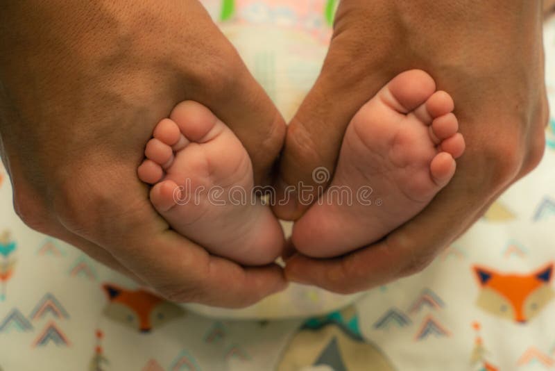 Foto con las piernas de los niños fotografía de archivo libre de regalías Foto con las piernas de los niños fotografía de archivo libre de regalías
