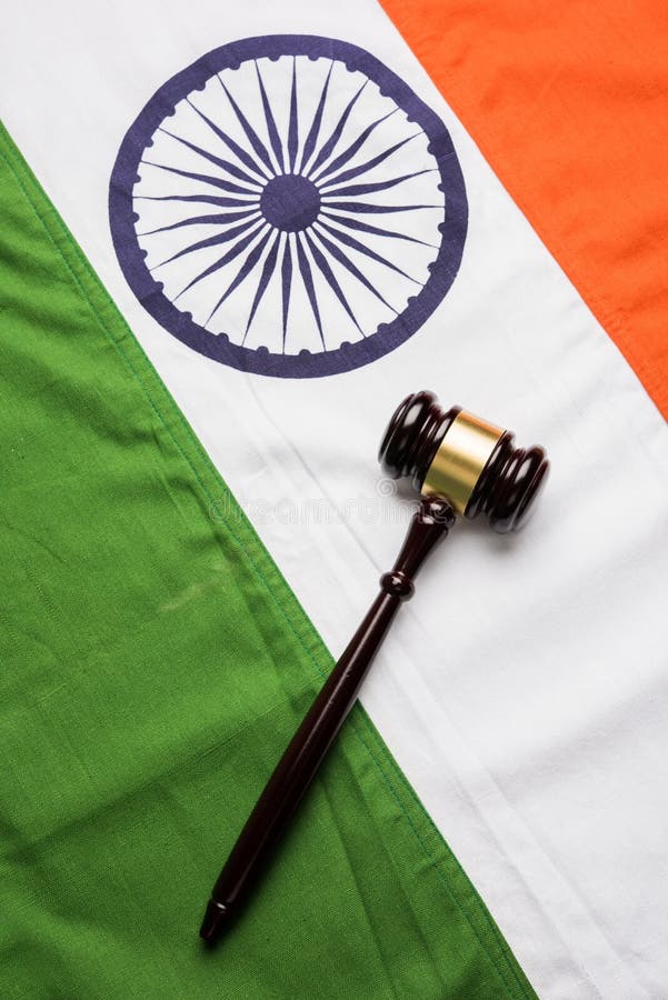 Foto conservada em estoque que mostra o ponto baixo e a jurisdição indianos - bandeira nacional ou tricolour indiano com o martel imagens de stock royalty free Foto conservada em estoque que mostra o ponto baixo e a jurisdição indianos - bandeira nacional ou tricolour indiano com o martel imagens de stock royalty free