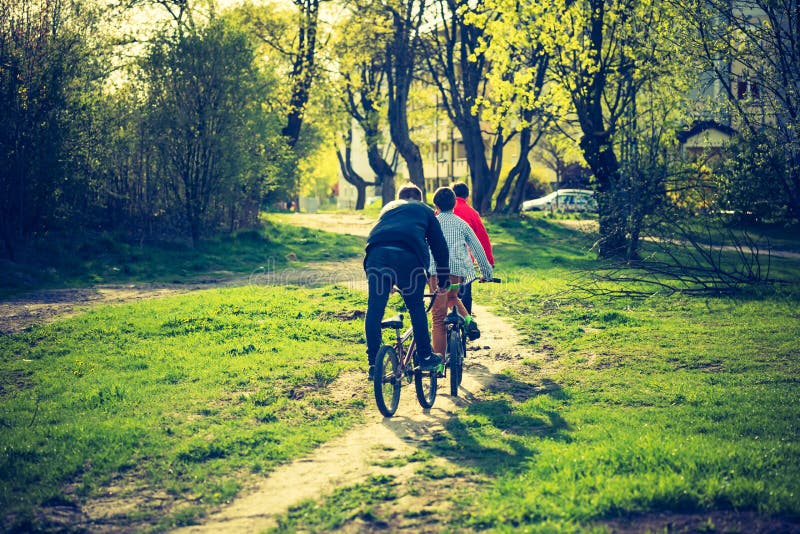 ragazzo in bicicletta in parco fluviale