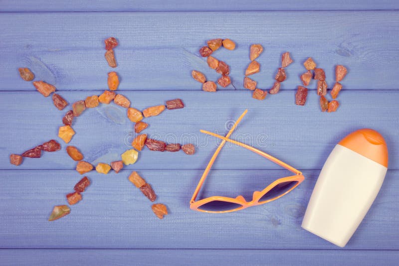 Foto d'annata, forma del sole con il sole di parola fatto delle pietre ambrate ed accessori per la vacanza, ora legale fotografia stock Foto d'annata, forma del sole con il sole di parola fatto delle pietre ambrate ed accessori per la vacanza, ora legale fotografia stock